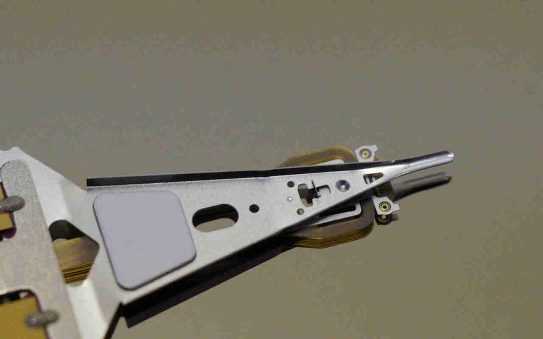 Jak unoszą się głowice nad talerzami w dysku i na czym polega proces ich parkowania?